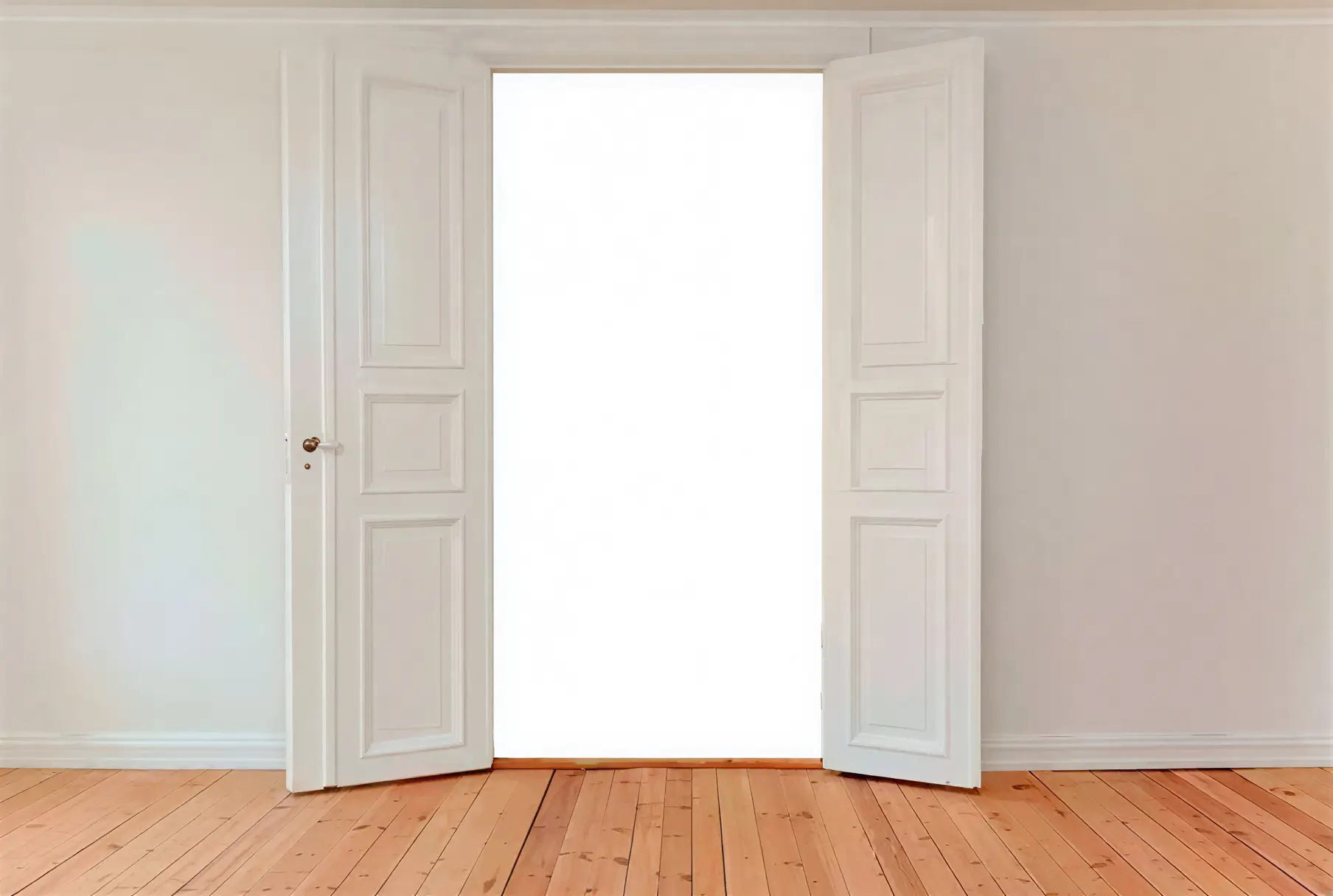 Los Pintores Alcorcón lacando puerta interior en blanco con acabado profesional
