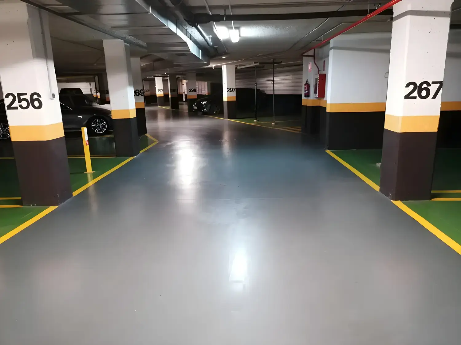 Garaje comunitario pintado y señalizado por Los Pintores Alcorcón