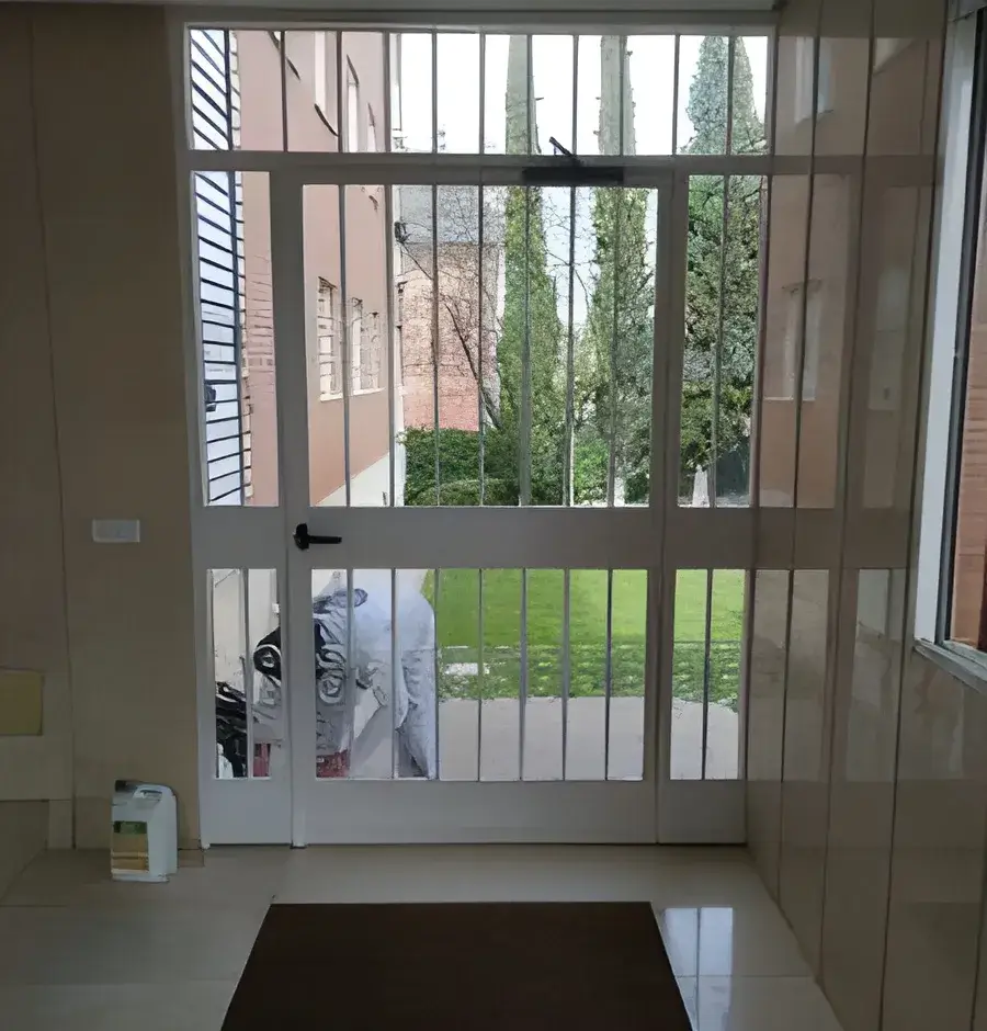 Portal de comunidad pintado por Los Pintores Alcorcón con acabado luminoso