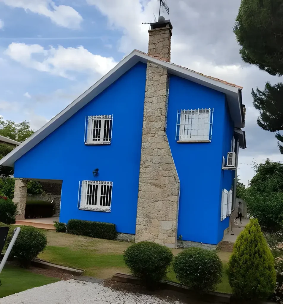 Los Pintores Alcorcon pintando fachada de casa unifamiliar en color azul intenso