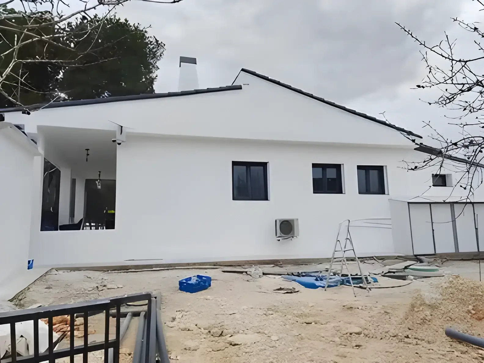 Los Pintores Alcorcón Fachada de chalet blanco recién pintada con acabado profesional