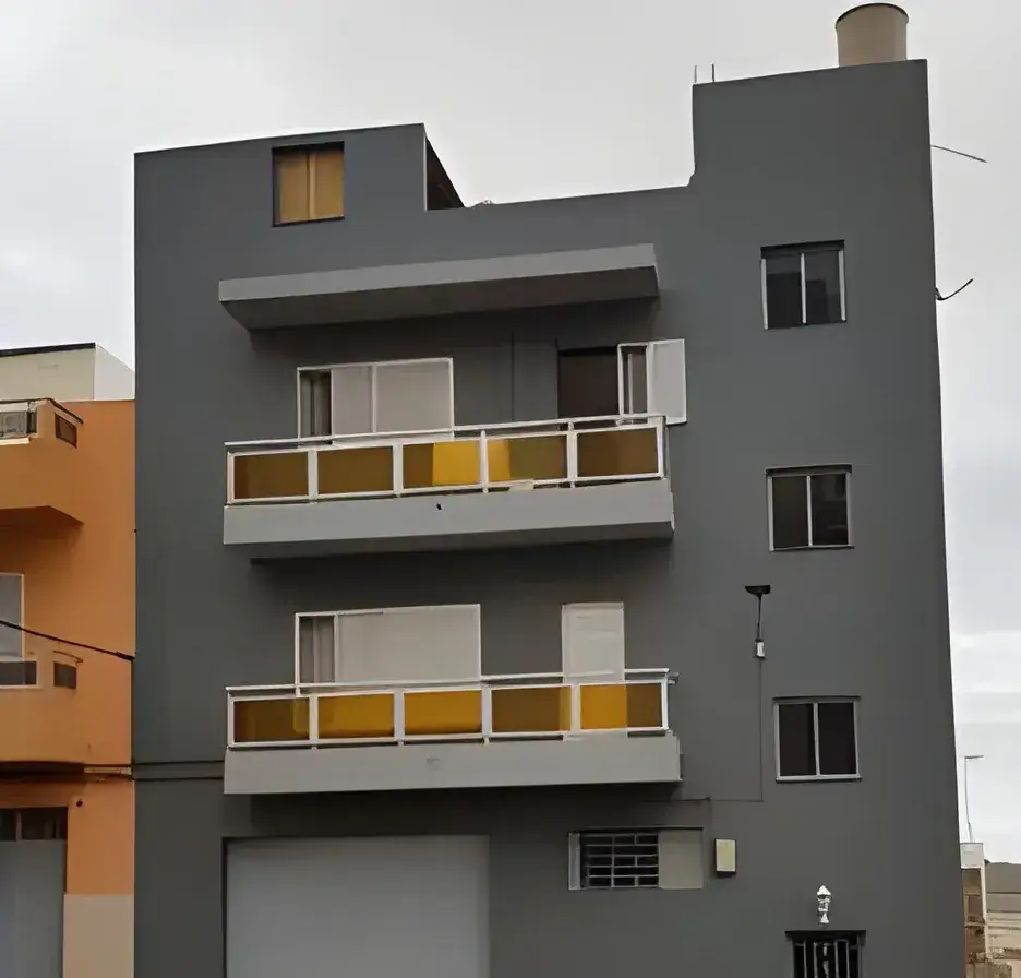 Los Pintores Alcorcón Rehabilitación y pintado de fachada de comunidad en color gris moderno