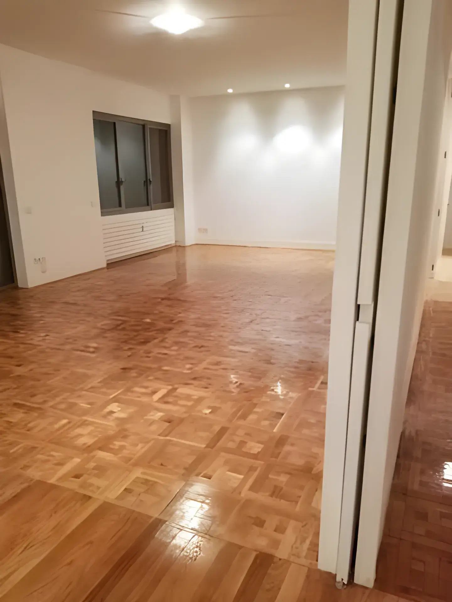 Salón amplio pintado en blanco por Los Pintores Alcorcón, acabado limpio y luminoso