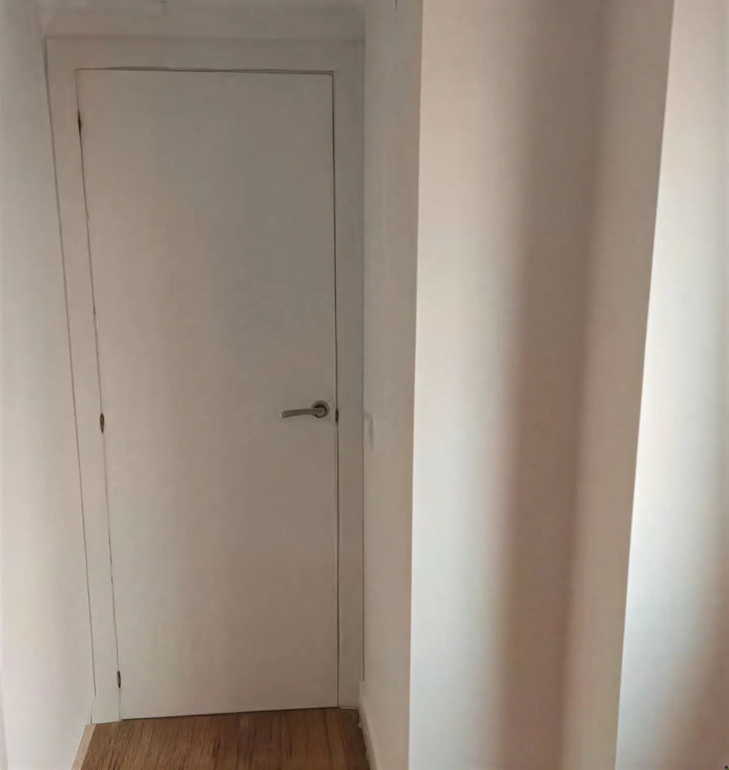 Puerta interior lacada en blanco en pasillo realizada por Los Pintores Alcorcón