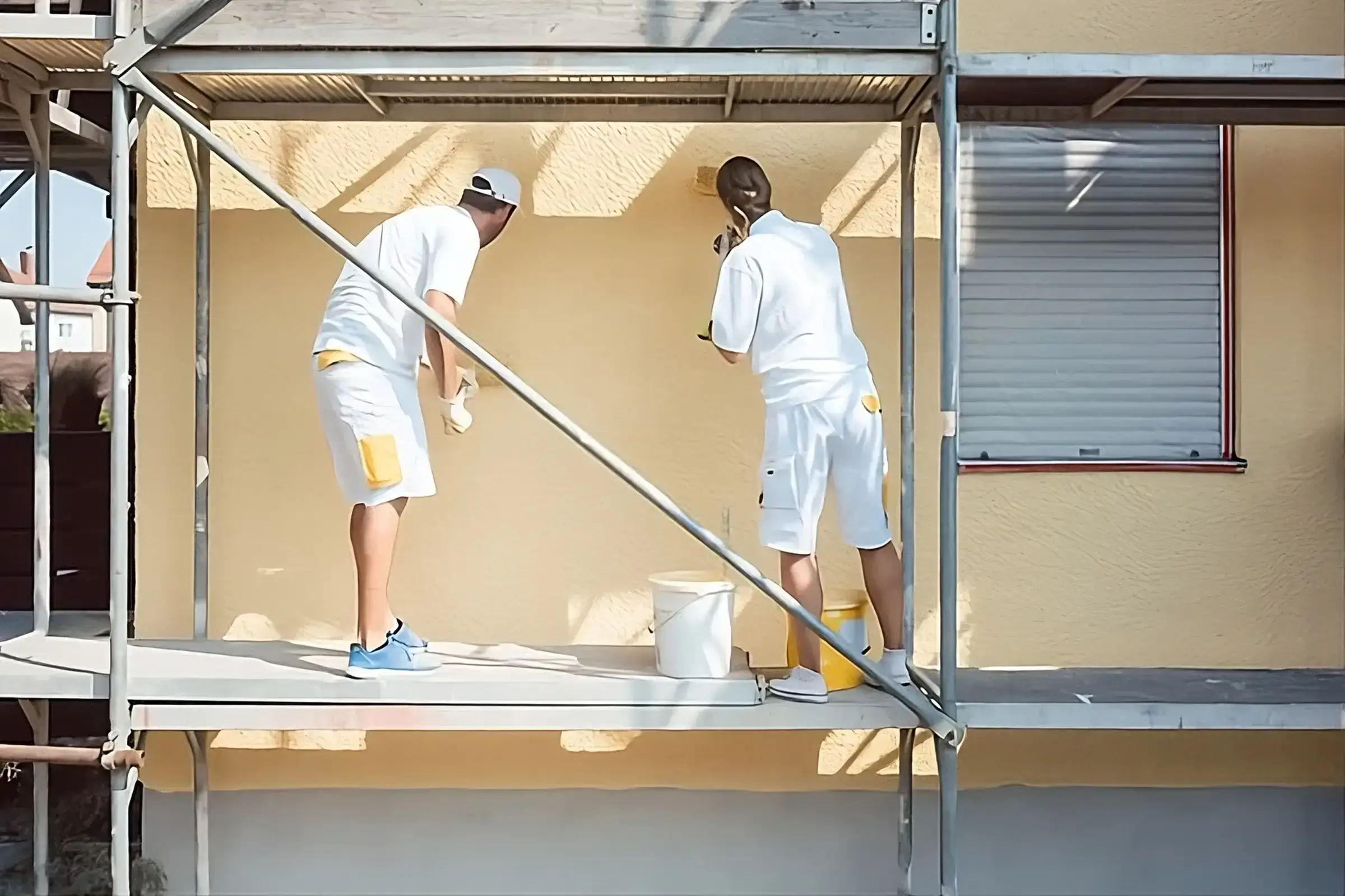 Los Pintores Alcorcon aplicando pintura exterior de alta calidad en fachada de vivienda